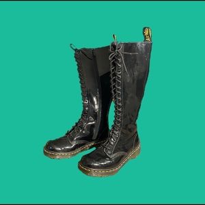 Dr. Martens 1B60 in Black Patent Lamper